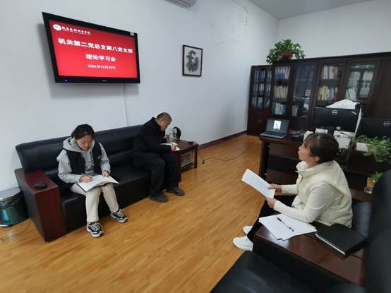 图片包含 室内, 桌子, 活, 房间描述已自动生成