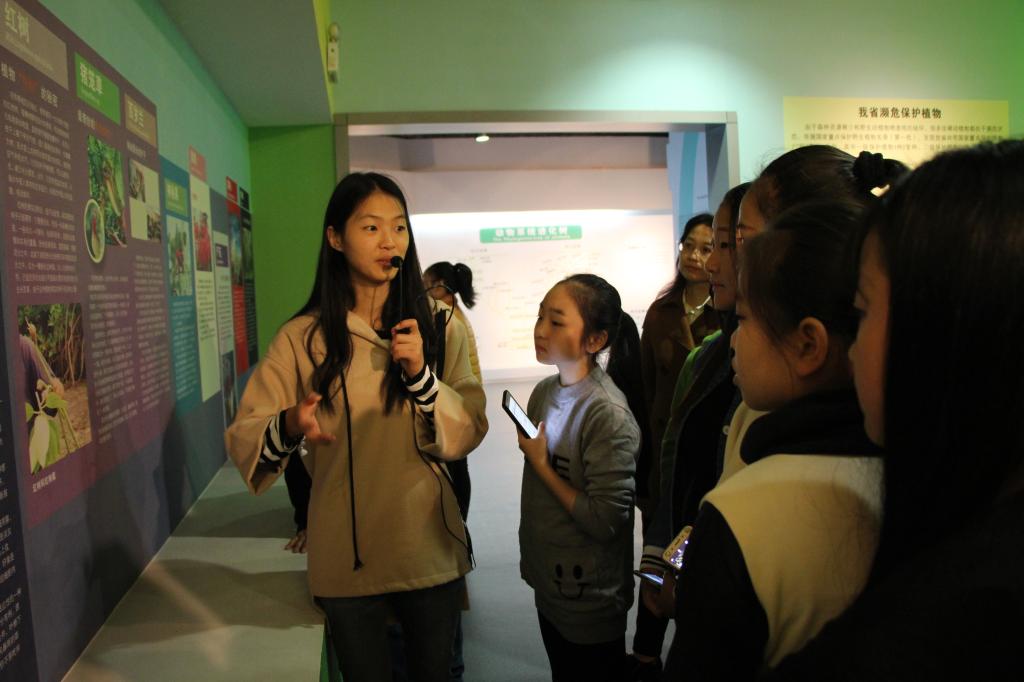 生物馆讲解员正在向同学们介绍生物知识
