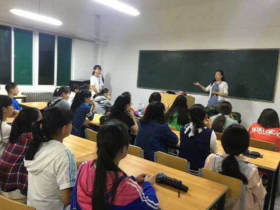 学管系副书记参加新生见面会